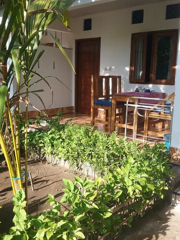 Putri Homestay Gili Meno Bagian luar foto